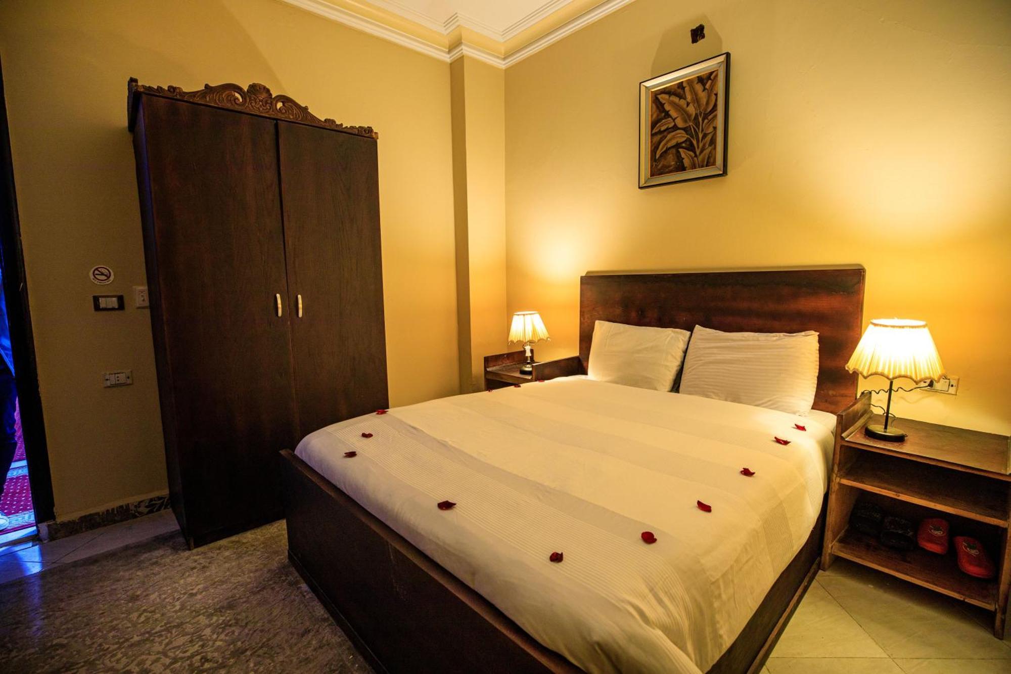 Couette-café Royal Bella Casa Pyramids