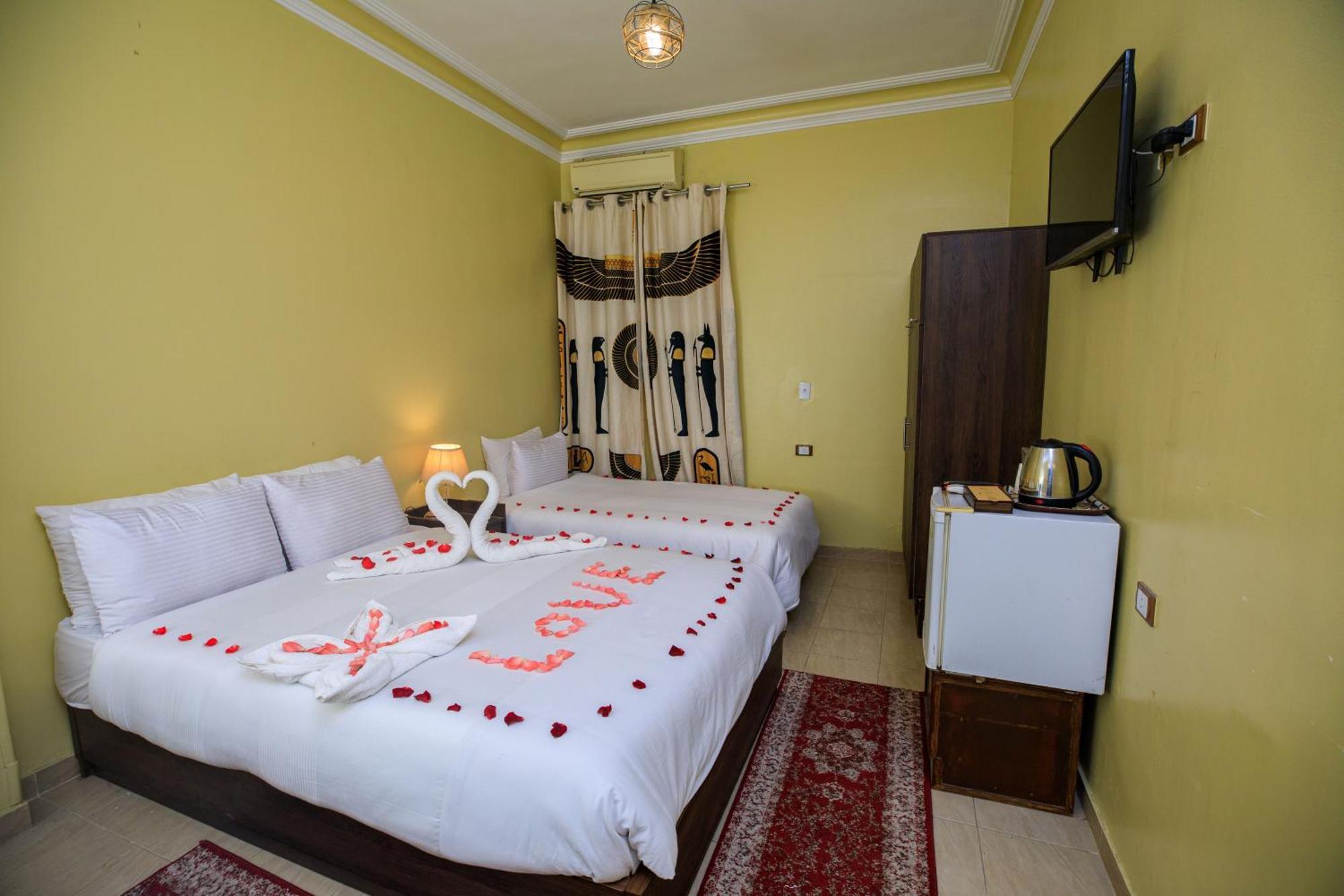 Royal Bella Casa Pyramids Couette-café